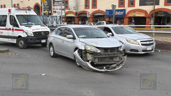 Conductora ignora alto y embiste a repartidor de plataforma en glorieta