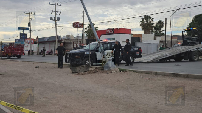 Patrulla de la Policía Municipal vuelca tras chocar contra luminaria en Jardines de Oriente