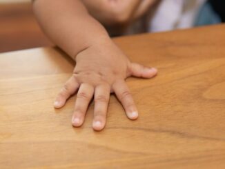 Niño de 5 años muere tras caer de cuarto piso; su mamá estaba en un bar