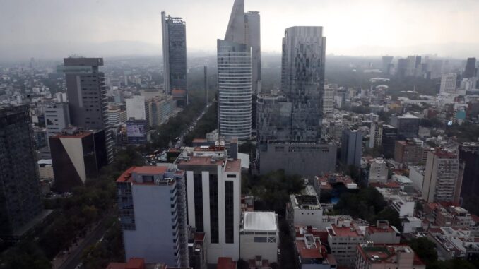 México pierde atractivo por los trámites que frenan la inversión, advierten especialistas