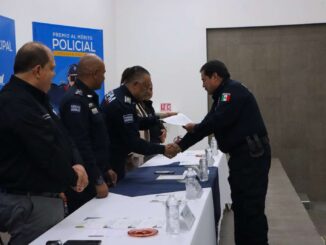 Entregan estímulos a 60 policías por desempeño y servicio