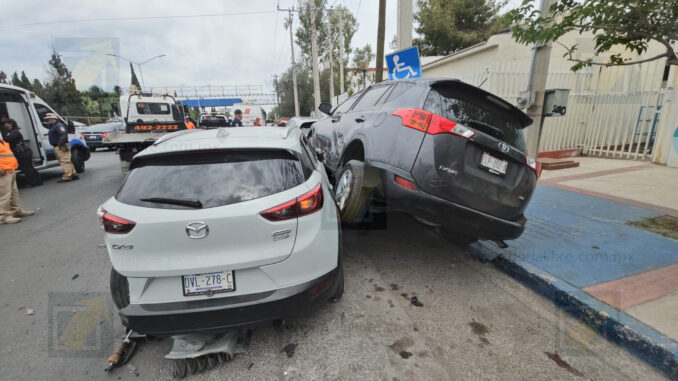 Cafre urbano desata accidente múltiple en avenida Tecnológico; seis heridos, una mujer grave