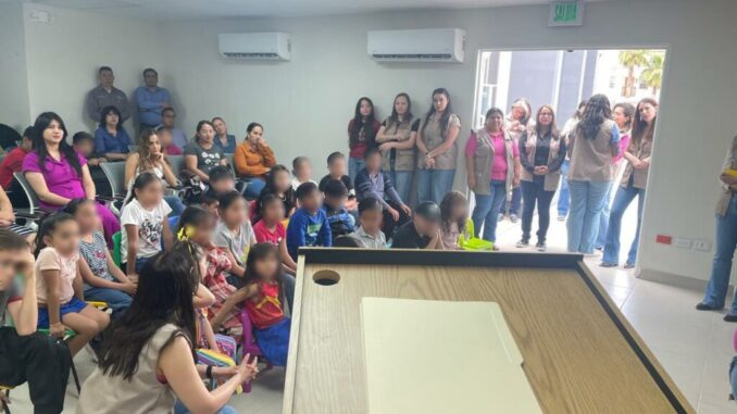 Disfrutan Día de la Niñez con regalos y golosinas actividad “Huellas que transforman” del CEJUM