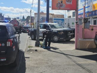Policías municipales atienden a hombre con fuerte intoxicación alcohólica