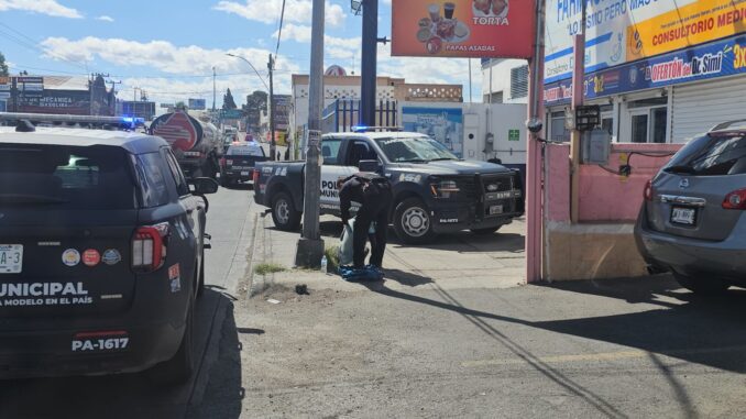 Policías municipales atienden a hombre con fuerte intoxicación alcohólica
