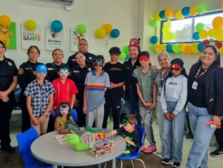 Bomberos celebran el Día del Niño junto a pequeños de la clínica Shriners Children’s