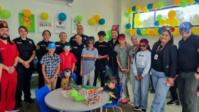 Bomberos celebran el Día del Niño junto a pequeños de la clínica Shriners Children’s