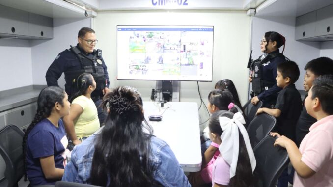 Celebran policías municipales Día de la Niñez en la primaria Arturo Gamiz