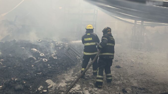 Marina brinda apoyo para sofocar incendio en una fábrica de Tláhuac, CDMX