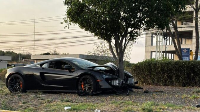 Chocan y abandonan McLaren en Juriquilla, Querétaro