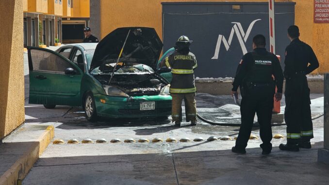 Vehículo se incendia dentro de motel en la avenida Tecnológico