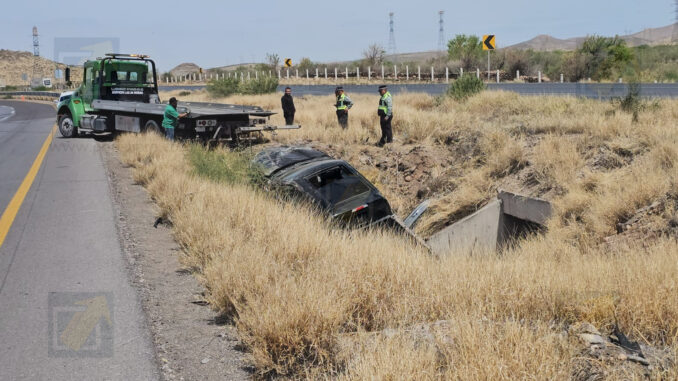 Pareja resulta ilesa al volcar dentro de un canal en la autopista Chihuahua-Delicias