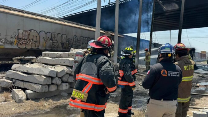 Al menos dos muertos tras choque entre un camión de gas y un tren en Querétaro