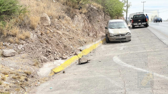 Mujer pierde el control de su vehículo tras maniobra de tráiler en carretera a Aldama