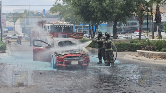 Vehículo se incendia en circulación dentro de Distrito 1