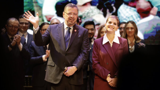 El Rey no abdica: Chaves cambia de despacho, no de poder