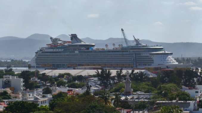 Arriba a Mazatlán el ‘Navigator of the Seas’ con más de 3 mil 700 turistas