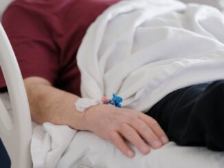 Juez migratorio libera a padres mexicanos de joven con cáncer terminal que pidió verlos antes de morir