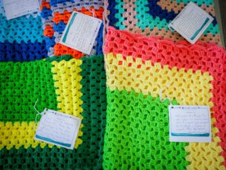 Tejen abuelitos del DIF Municipal cobijas de apoyo para niños en proceso de recuperación