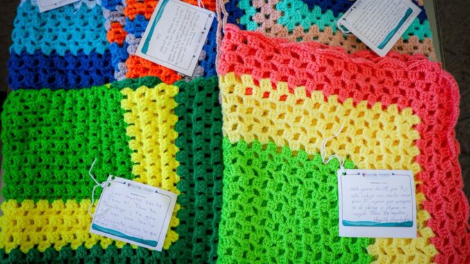 Tejen abuelitos del DIF Municipal cobijas de apoyo para niños en proceso de recuperación