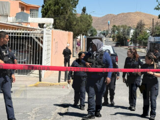 Atacan a motociclista a balazos en la colonia Santa Rosa; le encuentran droga y un arma de utilería