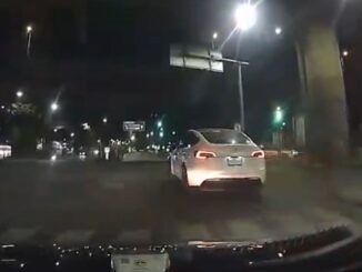 Motociclista muere tras chocar contra Tesla; se pasó el semáforo
