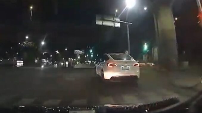 Motociclista muere tras chocar contra Tesla; se pasó el semáforo