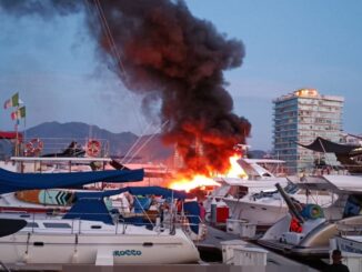 Marina auxilia en incendio de embarcación en Puerto Vallarta