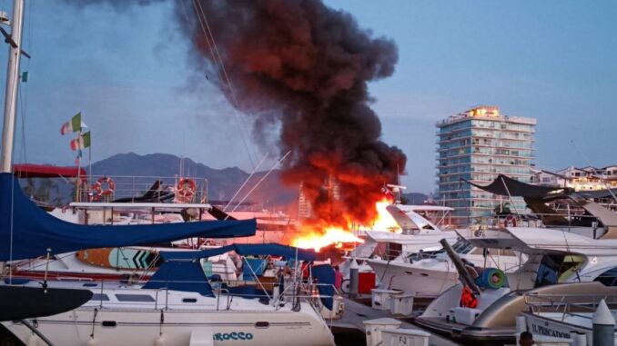 Marina auxilia en incendio de embarcación en Puerto Vallarta