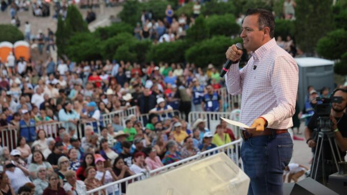 Celebra Marco Bonilla a las madres chihuahuenses con una noche inolvidable de música y reconocimiento