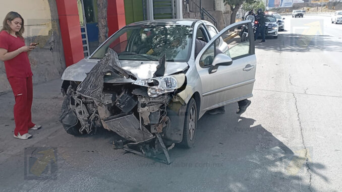 Conductora choca al descender puente sobre avenida Washington en La Cantera 
