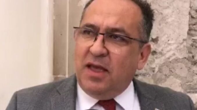 «Fallas eléctricas es por vecinos que prenden minisplits; el agua es porque llegan familias enteras a solicitar servicio» : Rector