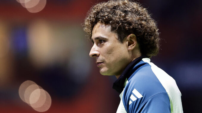 Guillermo Ochoa cumple en su primer día de trabajo con selección mexicana