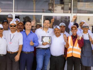 Entrega Marco Bonilla  apoyo para obra a vendedores de burritos de Villa Ahumada 