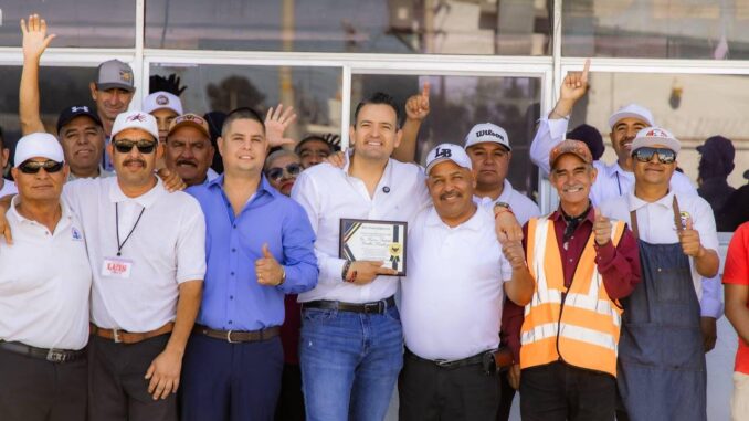 Entrega Marco Bonilla  apoyo para obra a vendedores de burritos de Villa Ahumada 