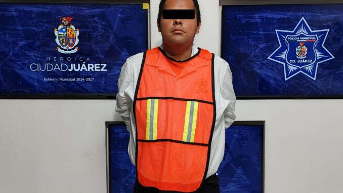 Detienen a empleado acusado de robar dinero en agencia automotriz