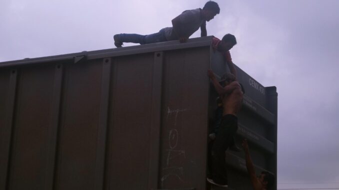 Investigan como «tráfico humano» la muerte de siete migrantes en un tren de carga en EE.UU.