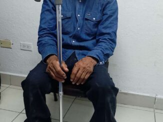 Piden apoyo para localizar a familia de hombre extraviado