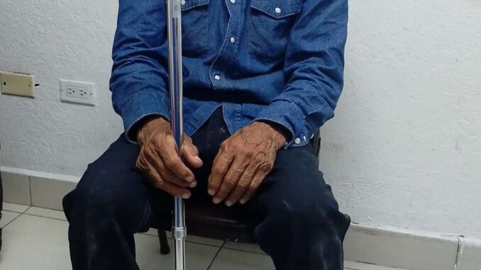 Piden apoyo para localizar a familia de hombre extraviado