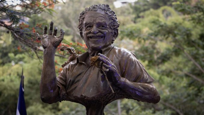 Develan una escultura de Gabriel García Márquez en Venezuela para honrar su legado