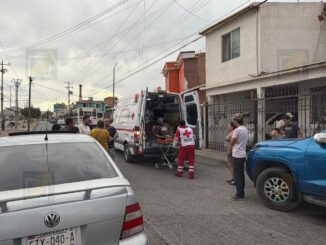 Choque deja a joven lesionado tras impactar contra postes en Chihuahua 2000