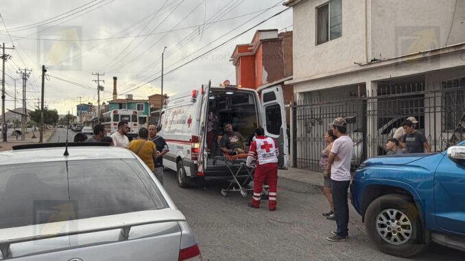 Choque deja a joven lesionado tras impactar contra postes en Chihuahua 2000
