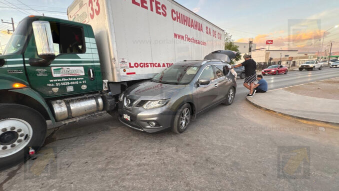 Camioneta se impacta contra camión de paquetería en la Lombardo Toledano; daños fueron cuantiosos