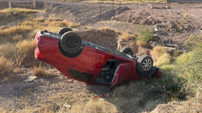 Volcadura en la carretera Delicias deja cuantiosos daños materiales y un conductor con lesiones leves