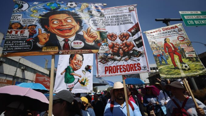 Miles de maestros marchan para exigir mejoras salariales en el Día del Maestro
