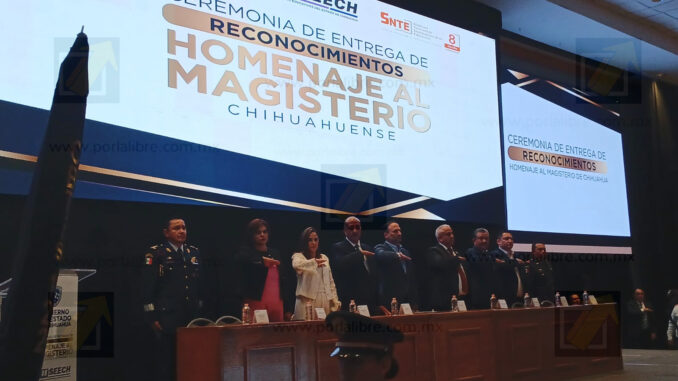 Entrega Estado estímulos por más de 40 mdp a 556 docentes federales