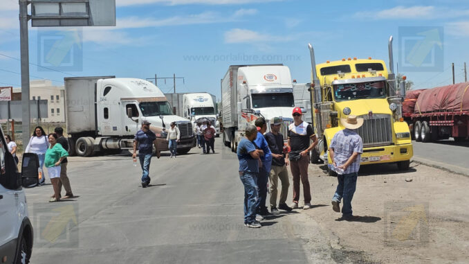 Transportistas y productores del campo colapsan la carretera Chihuahua–Juárez con bloqueo en ambos sentidos