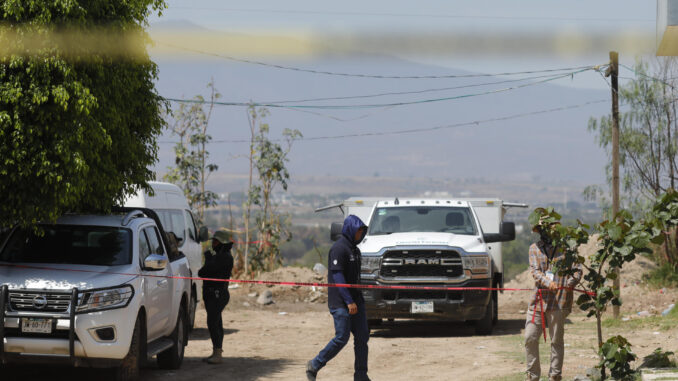 Colectivos hallan fosa clandestina en Jalisco con 60 bolsas con restos humanos