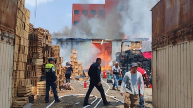 Arde bodega de cartón en Iztapalapa