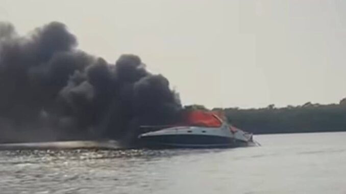 Video: Yate se incendia en Veracruz; tripulantes se arrojaron al mar